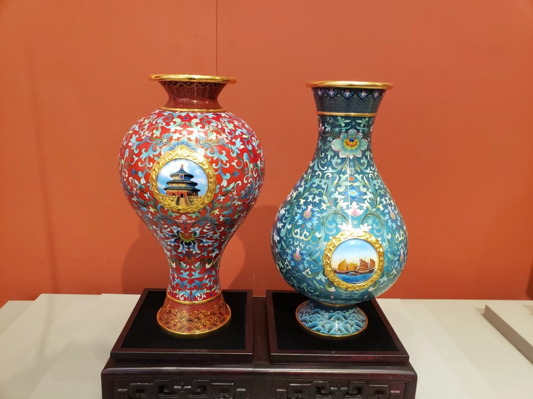 民國藍地仙鶴戲水紋景泰藍圓盤 一件帶老修的工藝品鑒賞